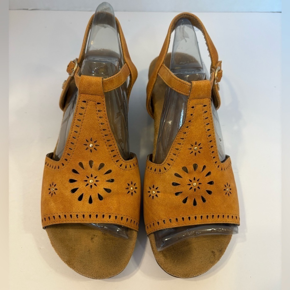 Gloria Vanderbilt Sundew brown sandals size 6